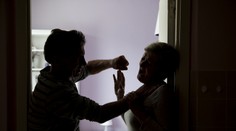 Zabil jsem ženu, přijeďte! Muž se přiznal k vraždě, bylo u toho dítě