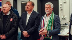 Čechům po postupu gratuloval v kabině i Pavel. Fanoušci se kvůli tomu pohádali