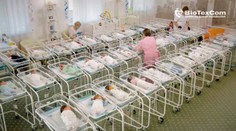 Náhradní matky porodily děti, kvůli Covid-19 si je nemá kdo vyzvednout