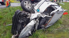 Vážná nehoda na Kolínsku. Lidi ze zdevastovaného auta museli vyprošťovat