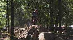 Trailoví jezdci o víkendu soutěžili. Na speciální motorce zdolávali terén