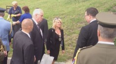 Umí (v tom) CHODIT! Během velké razie si prezident Zeman v klidu doléčil zanícený palec
