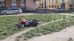 Ukradl motorku zdravotníkům z Bulovky. Útěk zarazil odpadkový koš