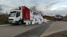 Nehoda u Hrušové: Vlak s cestujícími smetl náklaďák plný polystyrenu!