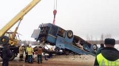 Autobus s dětským sborem skončil na střeše. 7 lidí zemřelo