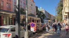VIDEO: Kolaps dopravy v Praze, u Vyšehradu lidé odcházeli ze stojících tramvají