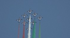 Italská letka ozdobila start etapy Gira d'Italia barevným přeletem