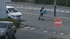 Podivná smrt kurýra v Praze. Našli ho mrtvého v bytě, policie hledá svědky