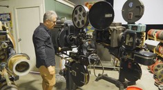 Návrat k němým filmům. Nadšenec přivedl zpět k životu sbírku retro projektorů