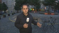 Stoly a židle stojící na silnici, místo je nutné složitě objíždět