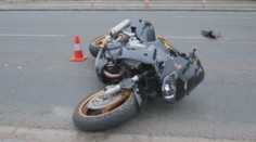 Mladík řídil bez papírů. Na silné motorce boural, hrozí mu vězení