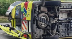 Při srážce sanitky a osobního auta se zranilo pět lidí. Policie hledá svědky