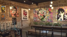 Z galerie zmizel obraz známého českého umělce. Policie hledá dva muže