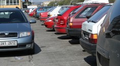 Řidič si odskočil na večeři. Mezitím mu na parkovišti hořel kamion