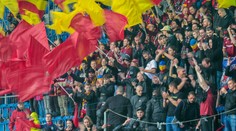 "To jsme Dukla?" diví se kvůli dresům fanoušci Sparty. Rýpl si i klub z Julisky