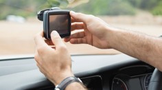 Používáte v autě kameru nebo navigaci? Hrozí statisícové pokuty