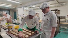 Reportér TV Nova si vyzkoušel práci pekaře. Zručnost je klíčová, zjistil