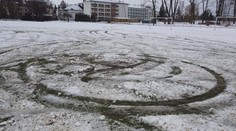 Zábava, či pitomost? Sportovcům v Břeclavi autem rozorali hřiště