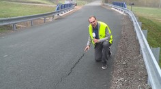 Jako tankodrom. Opravená silnice po pár týdnech popraskala!
