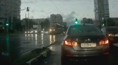 Kde se tam vzalo? Na křižovatce se objevilo auto duchů. VIDEO