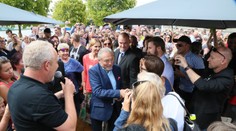 Paluba lodi na pražské náplavce v obležení fanoušků Karla Gotta