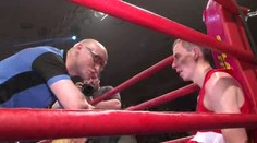 Reportér Víkendu vlezl do ringu a bil se jako lev. Takhle dopadl