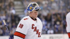Rolbař, který po čtyřicítce nastoupil v NHL. Kdo je nový hrdina Caroliny?