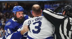 Přešlap útočníka Toronta. Do hlavy provokatéra bušil hokejkou