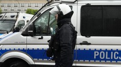 VIDEO: Střelba u polské Biedronky. Policistu zasáhla zbloudilá kulka