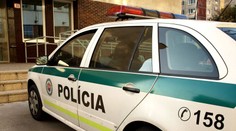 Opilá žena se ukájela před věznicí zeleninou! Trestanci jí fandili