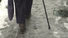 Na ledu upadl a zlomilo se mu chodítko. Zoufalému muži pomohli strážníci