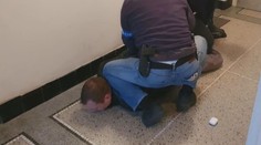 Ozbrojení cizinci přepadli mladíka v Praze. Při zatýkání chtěli použít pistoli