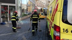 Auto v Brně se samo rozjelo a ženu přimáčklo na výlohu. Propadla sklem