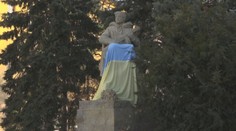 Česko se zahalilo do ukrajinských vlajek. Objevují se na sochách i na zdech