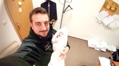 Mezi bezdomovci leželo miminko bez rodičů! Život mu zachránil policista