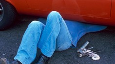 Muže (†60) zabilo vlastní auto, při opravě na něj sjelo ze zvedáku