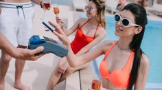 Pozor na dovolené. Podvodníci mají nový způsob, jakým zkouší okrást turisty