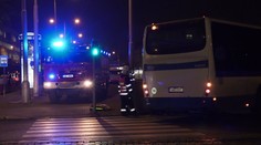 Autobus v Praze srazil ženu! Tělo vyprostili z podvozku hasiči