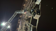 Na olomouckých trzích se porouchalo ruské kolo. Lidem z kabin pomáhali hasiči