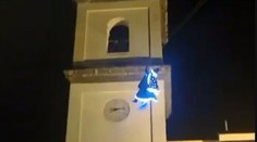 Tradice skončila tragicky! Muž (45) se vážně zranil, když se převlékl za ženu. VIDEO