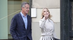 Neteř princezny Diany si vzala o 32 let staršího milionáře. V šatech zářila