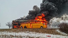 Na dálnici D46 vypuklo peklo. Autobus RegioJetu celý shořel