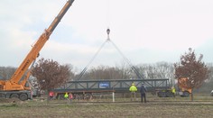 V Olomouci instalují novou lávku. 17tunový náklad zvedal speciální jeřáb
