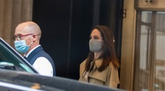 Angelina Jolie tajně navštívila svého exmanžela. V ruce nesla láhev vína