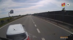 Řidička si myslela, že má přednost. Nehodu na dálnici zachytily kamery