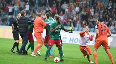 VIDEO: Na olympijském stadionu se fotbalisté hromadně porvali!