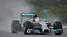 F1 ON-LINE: Hamilton ovládl deštivou kvalifikaci v Malajsii