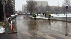 Velká havárie potrubí v Praze: Ulicí se valilo obrovské množství vody