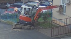 Mladíci si vypůjčili bagr. Poškodili parapet a málem zranili kolemjdoucího