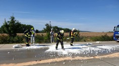 Nebezpečná látka zastavila dálnici D1. Kyselina poleptala řidiče